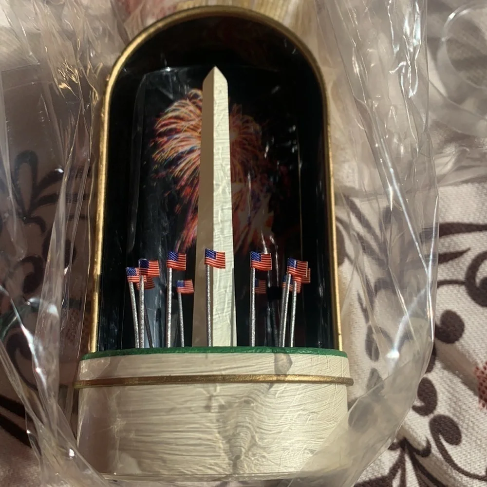 New in box Hallmark 1998 The Washington Monument, Magic keepsake ornament